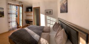 a room with a couch with pillows on it at Garni Guflhof in Caldaro