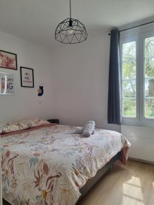 a bedroom with a bed and a window at La Pinède du Chéou, Piscine, Logement indépendant, Parking, Draps, Wifi fibre in Mimizan +24 photos