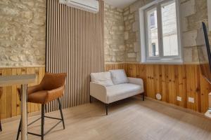 a living room with a chair and a window at Studio 2p rénové - Centre 5min- Stationnement in Angoulême
