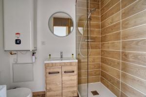 a bathroom with a shower and a sink and a toilet at Studio 2p rénové - Centre 5min- Stationnement in Angoulême +4 photos