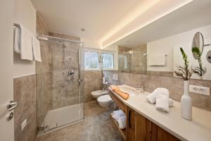 La salle de bains est pourvue d'une douche, d'un lavabo et de toilettes. dans l'établissement Appartement-Hotel Beatenhof, à Tirolo