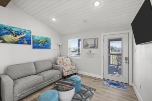 a living room with a couch and a chair at Chulavista Cozy Close to beach in Galveston