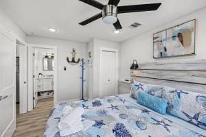 a bedroom with a bed and a ceiling fan at Chulavista Cozy Close to beach in Galveston