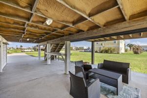 acovered patio with chairs and a table and a table at Chulavista Cozy Close to beach in Galveston
