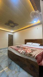 a bedroom with a bed in a room at Nishad Raj bhawan in Vrindāvan