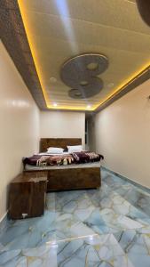 a bedroom with a bed in a room with a ceiling at Nishad Raj bhawan in Vrindāvan +9 photos