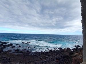 a view of the ocean from a window at apartamento el camarote in Fasnia