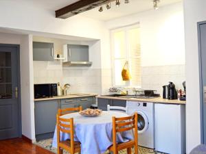 a kitchen with a table with a bowl of fruit on it at Le Chaud Vin - Centre historique Albi - Zone Unesco - Animaux acceptés in Albi