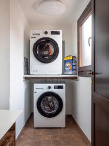 a washer and dryer in a small kitchen at Cjase Friûl in Cividale del Friuli