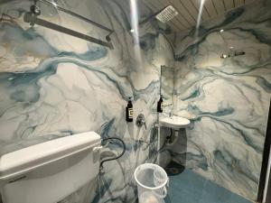 a bathroom with a blue and white marble wall at Hotel Green Valley in Raipur