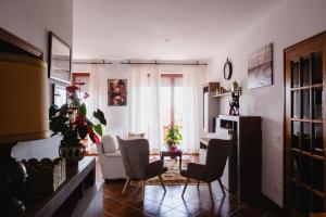 a living room with chairs and a table at Appartamento Melo Grano in Tuoro sul Trasimeno