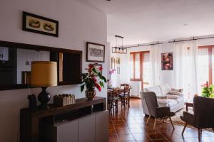 a living room with a couch and a tv at Appartamento Melo Grano in Tuoro sul Trasimeno