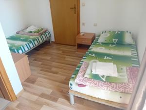 ein Zimmer mit zwei Betten in einem Zimmer in der Unterkunft Sobe Soldo in Međugorje