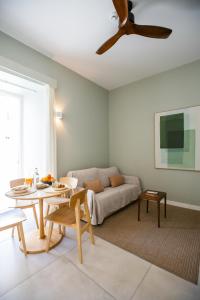 a living room with a couch and a table at Casa Margô in Lagos