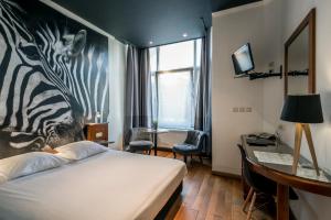 Postel nebo postele na pokoji v ubytování Hotel Le Cygne d'Argent + 32 fotografií