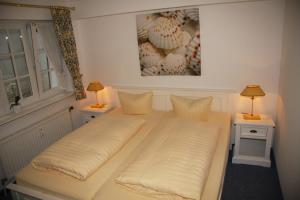 سرير أو أسرّة في غرفة في Apartmenthaus Witthüs