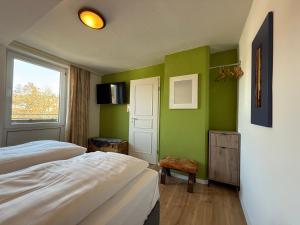 a hotel room with two beds and a window at Villa Gesine in Braunlage