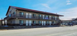 a large building on the side of a street at Alberta Beach Inn and Suites in Albert Beach (Alberta)