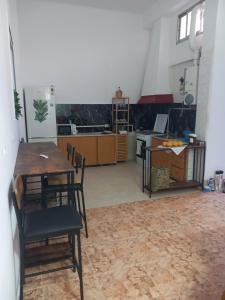 a room with a table and chairs and a kitchen at Habitaciones turísticas copitos in Gandía