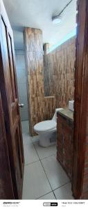 a bathroom with a toilet and a sink at "De HugoS" hospedaje in Ibarra +9 photos