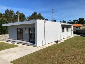 a small white house on top of a yard at Casa Alex in Arão