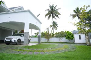 a car parked in the driveway of a house at The Glen By Bloobuck in Ambalavayal