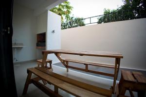 two benches in a room with a white wall at Duplex NR in Nu Guazu
