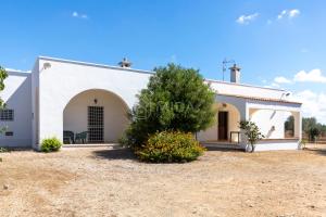 an image of a villa with a yard at Villa Oasis in Torre Lapillo