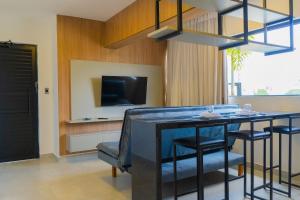 a living room with a table with chairs and a television at Bananeiras Solar in Bananeiras