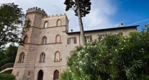 ファーノにあるCastello Montegioveの大きなレンガ造りの建物