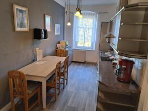 a kitchen and dining room with a table and chairs at Pension La Familia in Löbau