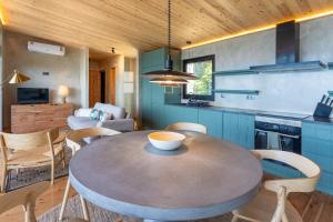 a kitchen and dining room with a table and chairs at Casa Aromas in Santo Amaro