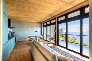 a living room with a couch and a table at Casa Aromas in Santo Amaro