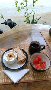 a table with two plates of food and a bowl of fruit at Minca nomada 517 de la sierra in Santa Marta