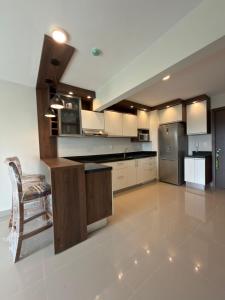 a kitchen with a counter and a chair in it at Premium Apartamento en Lambare in Asunción
