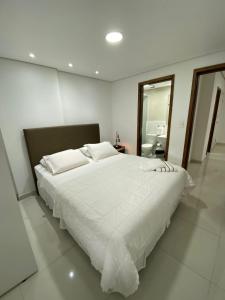 a large white bed in a white room at Edificio Juan XXIII - 2 Dormitorios - Zona Shopping Del Sol in Asunción +9 photos