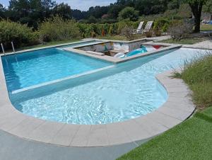 a swimming pool in a backyard with blue water at Olivo de Reis in Caldas de Reis
