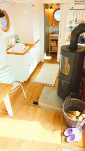 a living room with a stove in the middle of a room at Boutique Loft "Mrs Green" im Thayatal, Tiny Haus in Drosendorf Stadt