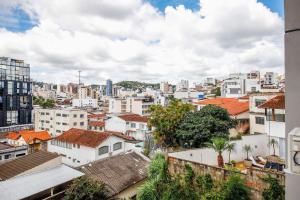 a view of a city with buildings at Queridinho do São Mateus com ar - lado da igreja in Dom Bosco
