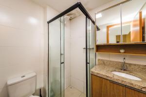 a bathroom with a shower and a sink and a toilet at Queridinho do São Mateus com ar - lado da igreja in Dom Bosco +10 photos