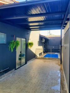 a patio with a swimming pool and a blue ceiling at Casa Paraíso Piscina Aquecida e Pet Friendly in Sinop