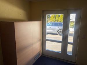 a room with a door with a car parked outside at Gästehaus Graupner in Hainichen