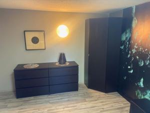 a room with a dresser with a lamp on it at Gästehaus Graupner in Hainichen
