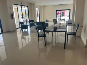 a dining room with a table and chairs at Hotel Urban Tacana in Tapachula