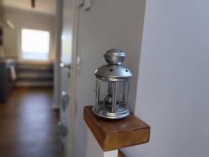 a lantern sitting on a wooden shelf in a hallway at Waldnest am Meer in Varel