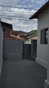 an empty parking lot in front of a house at Casa Próxima ao Centro in Itajubá