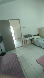 a living room with a mirror and a bed at Casa Próxima ao Centro in Itajubá