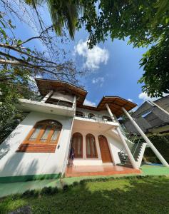 a house with orange doors and a roof at Johannes Nest in Gampola +6 photos