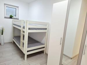 a bunk bed in a room with a mirror at Gemütliche Wohnung mit Terrasse nahe Würth in Künzelsau