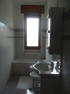 A bathroom at Euro Inn B&B